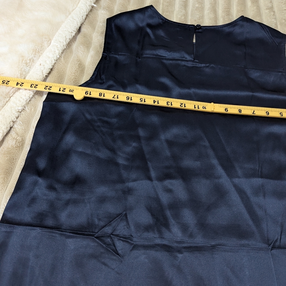 Elegant Blue Silk Sleeveless Top - Picture 5 of 8